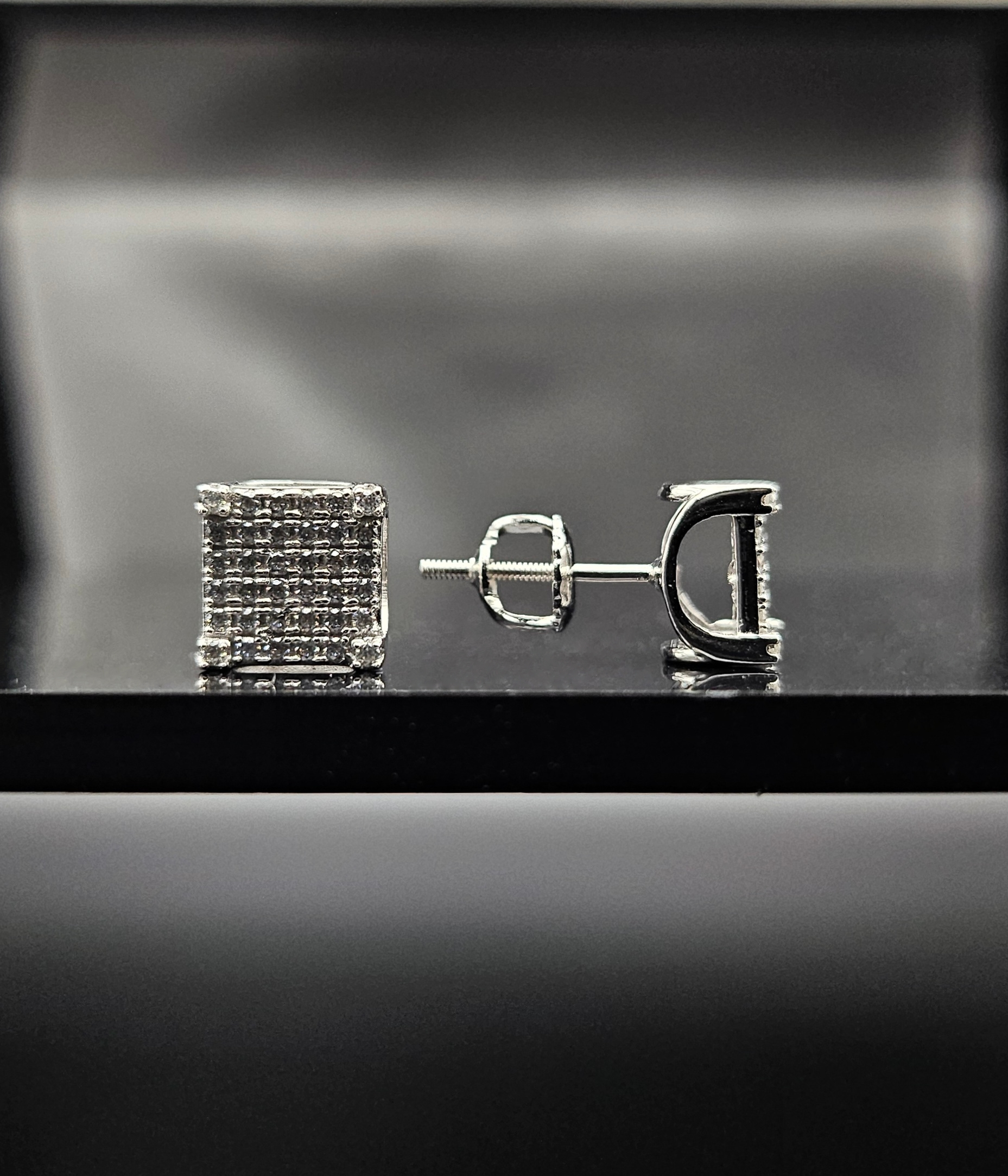 Nova Regalia - VVS1 Screw Back Earrings