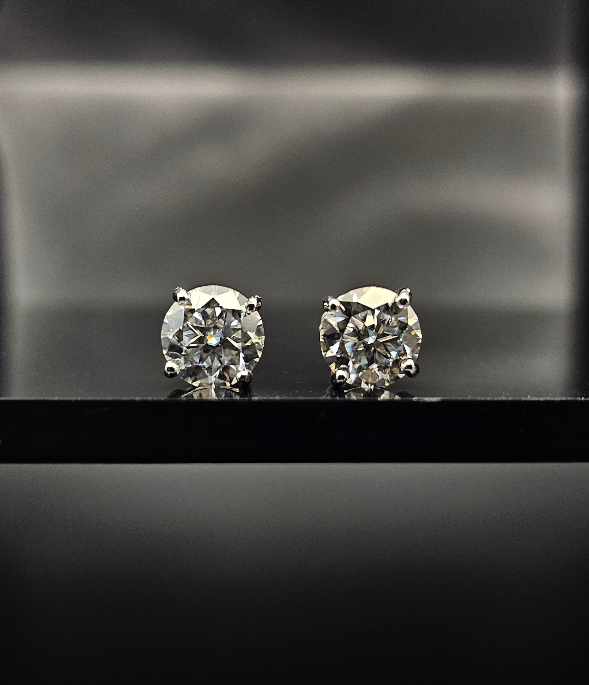 Eclipse - VVS 1 Eclipse Screw Back Earrings