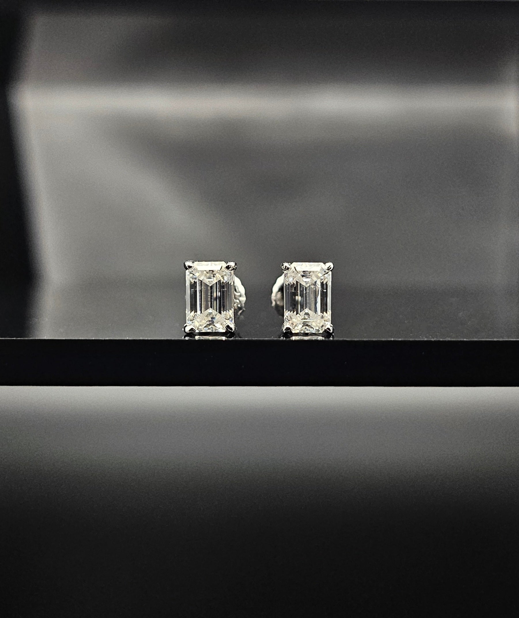 Zenith Aura - Emerald Cut VVS1 Earrings Screw Back